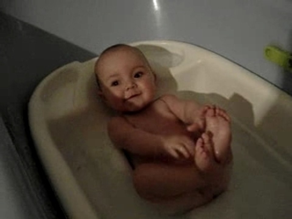 Gaël gigote dans son bain (27/01/08)