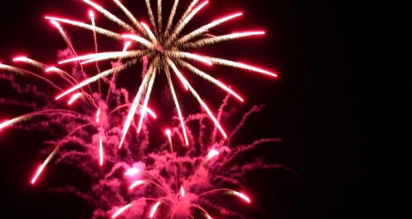 Asker eğlencesinde patlayan havai fişek ortalığı savaş alanına çevirdi! Olay anı kameraya yansıdı