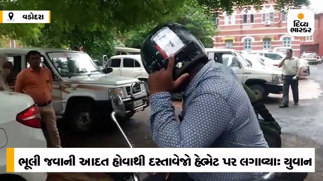 ટ્રાફિક નિયમોથી બચવા હેલ્મેટ પર પર લાયસન્સ, RC બુક, PUC અને વીમાની કોપી લગાવી દીધી