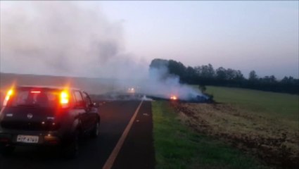 Incêndio em vegetação deixa o trânsito lento na rodovia PR-486