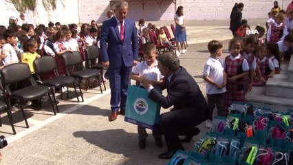 Belediye başkanı makam aracını sattı, 12 bin öğrencinin yüzünü güldürdü