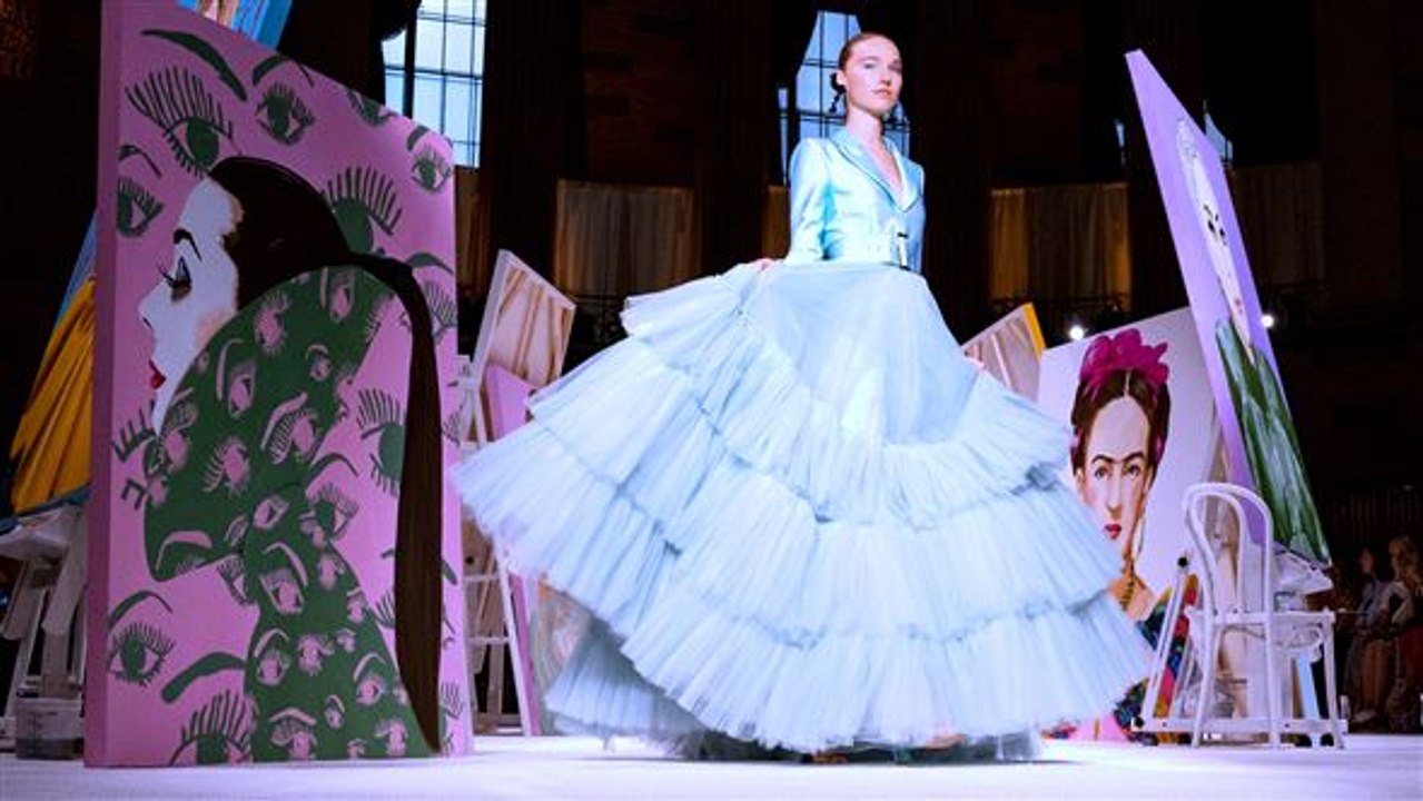 Christian Siriano bringt Gaga, Laverne Cox & Frida Kahlo auf den Laufsteg