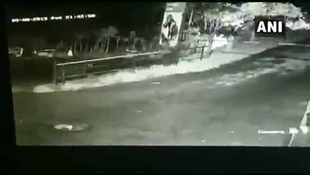ஓடும் ஜீப்பில் இருந்து குழந்தை தவறி விழுந்த கொடுமை! | Baby Fall down from car