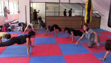 Kadınlar kendilerini korusun diye ücretsiz boks eğitimi veriyor