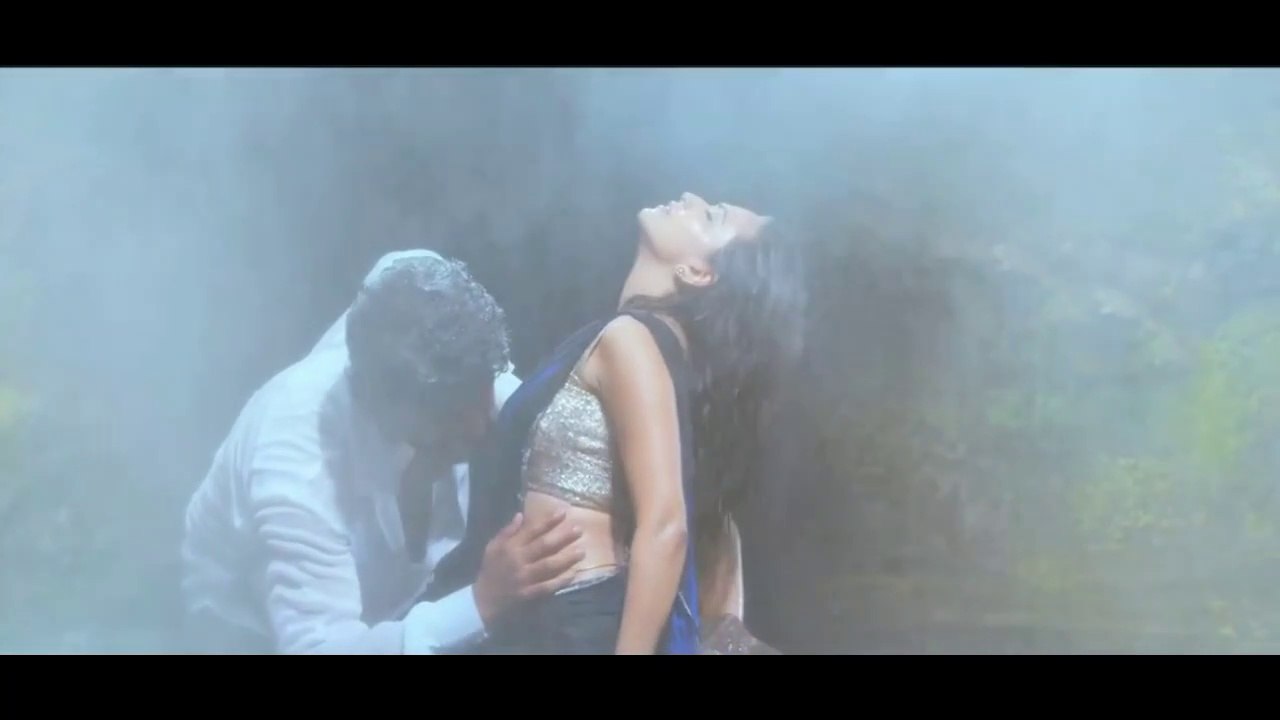 Kriti kharbanda hot romantic moves in waterfall, enjoy waterfall and showing hot navel
