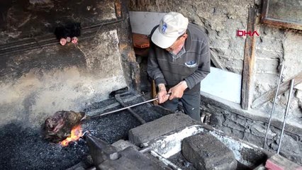 Antalya elmalı'nın 'kelleci erol'u zamana direniyor