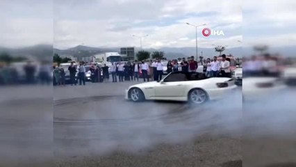 Lüks otomobillerle yolu kapatıp böyle drift yaptılar