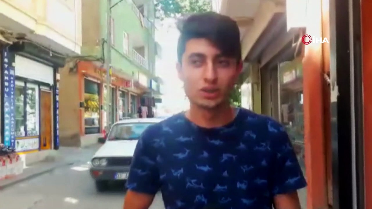 Mardin'de ilginç görüntü... Karasu çayına giren köpek çöp topladı
