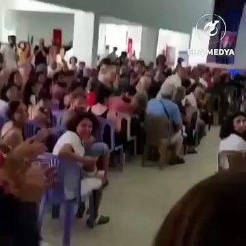 Kayyım ile görevden alınan Selçuk Mızraklı, İzmir'de Her yer Amed, her yer direniş sloganları ile karşılandı