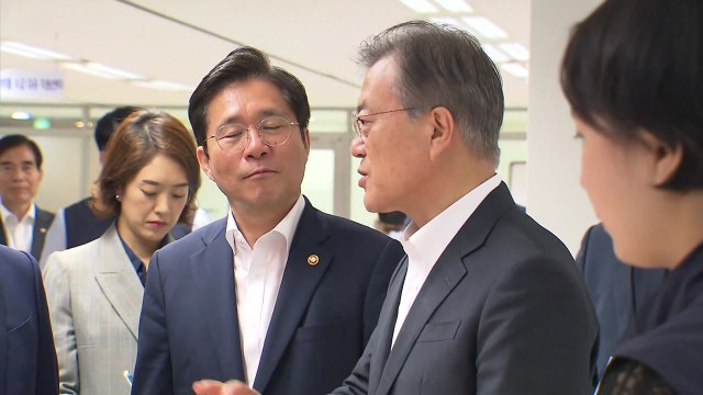 문 대통령 기업 어려움, 자기 문제처럼 해결해야 / YTN