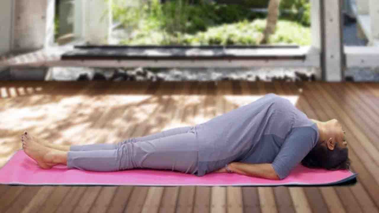 Matsyasana Yoga for Glowing Skin | मत्स्यासन योगा से बालों और त्वचा में आएगी चमक | Boldsky