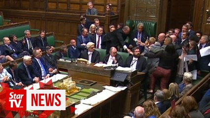 下载视频: Protesting lawmakers pushed away during UK Parliament suspension