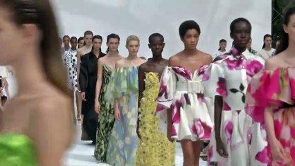 Download Video: Carolina Herrera presenta su colección más floral