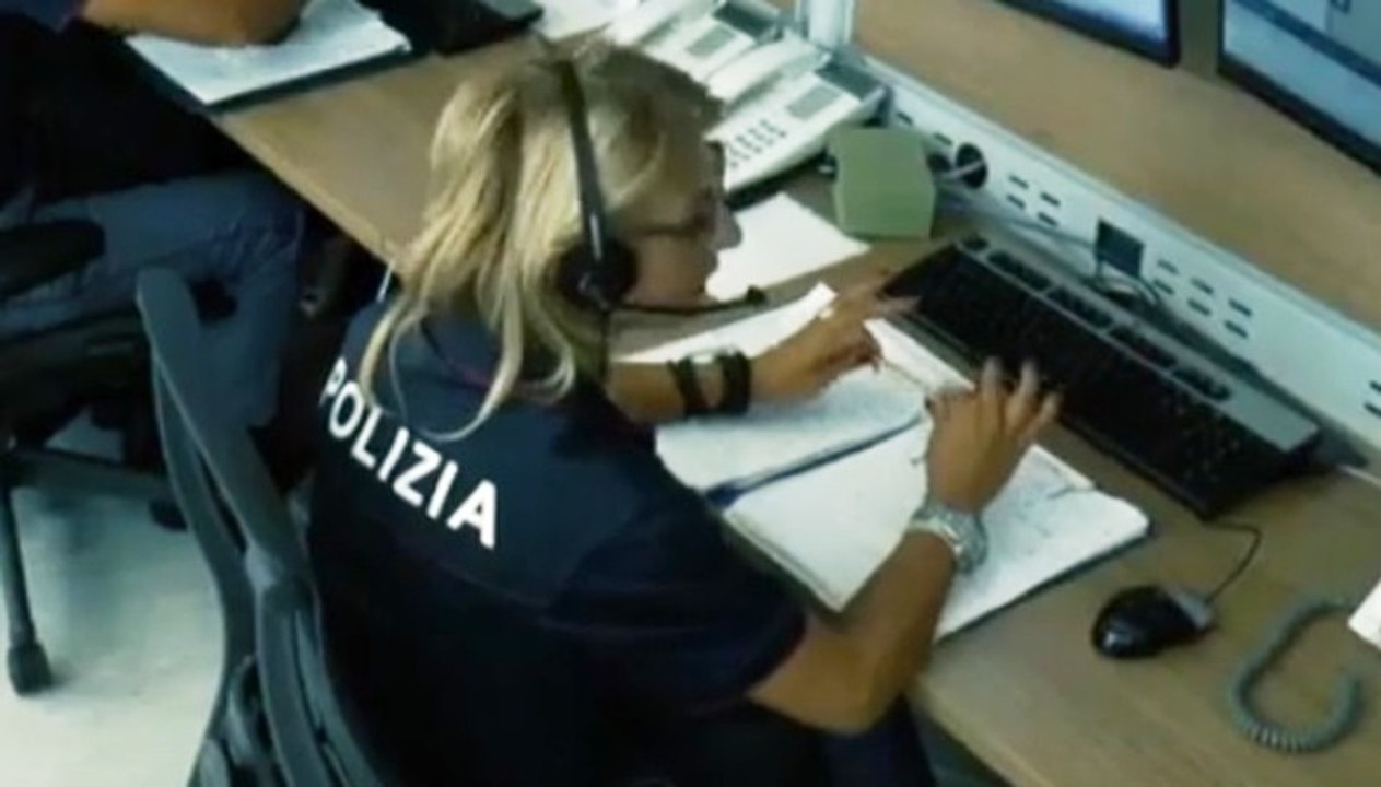 Napoli - Minaccia il suicidio, la poliziotta lo calma e i colleghi lo salvano (10.09.19)