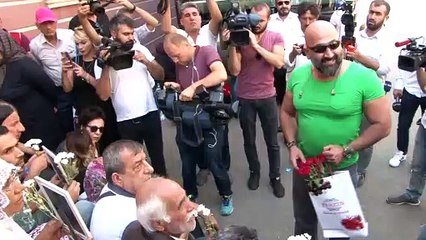 15 Temmuz darbe girişiminin sembol isminden HDP önünde eylem yapan ailelere destek