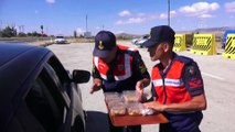 Jandarma ekipleri trafikte aşure dağıttı - KAYSERİ