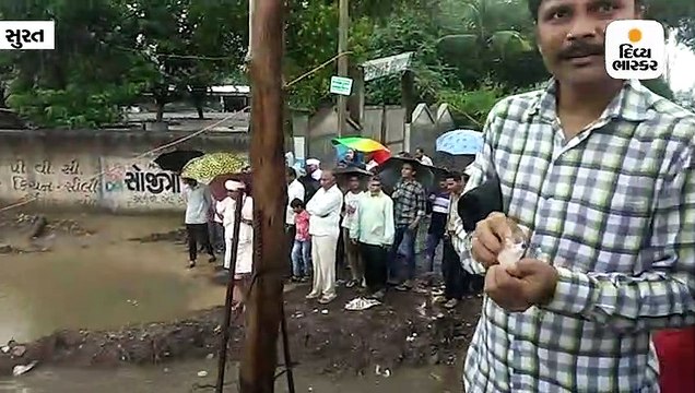 સુરતઃ લસકાણા ખોલવડને જોડતા ખાડી બ્રિજ રોડ પરથી એક યુવક બાઈક સાથે તણાયો