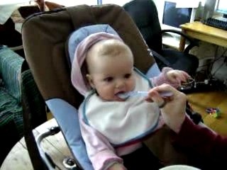 Noemie mange sa premiere compote