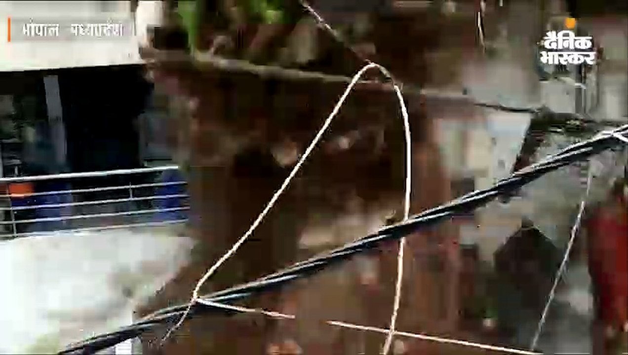 पलक झपकते गिरी दो मंजिला बिल्डिंग