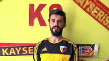 Kayserispor fanatiği berber, dükkanını sarı-kırmızıya boyadı