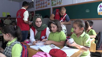 Sınavlarda topladıkları kırtasiye malzemelerini öğrencilere dağıttılar - DÜZCE