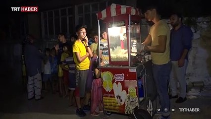 Köy meydanında sinema keyfi