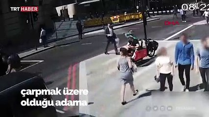 İngiliz polisi, yayaya kafa atan bisikletçiyi arıyor