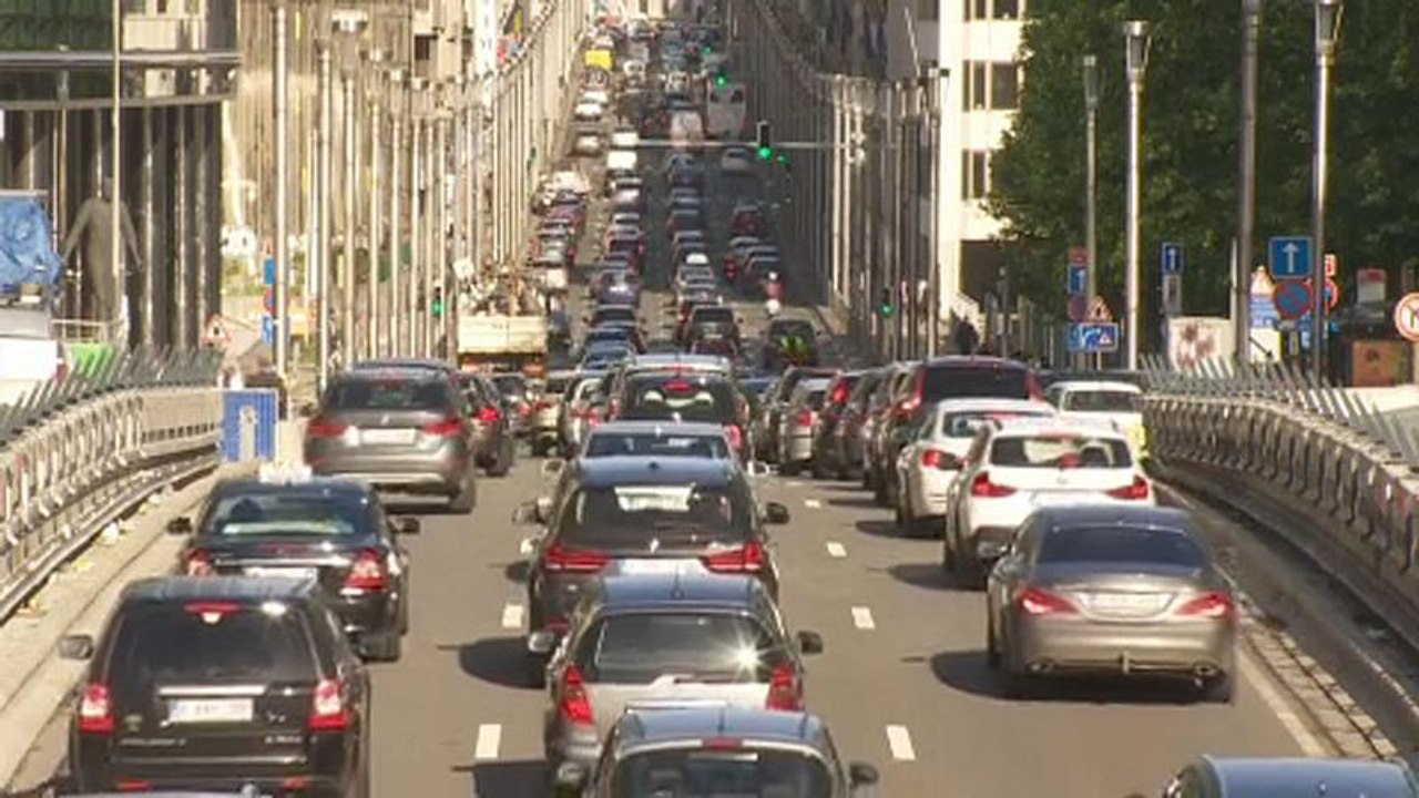 Face à l'enjeu climatique, le secteur automobile alterne marche avant et marche arrière