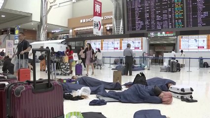 '태풍' 맞은 日 나리타 공항...여행객 밤새 만7천명 고립 / YTN