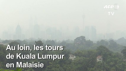 Un épais brouillard enveloppe les tours de Kuala Lumpur