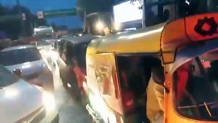 मंत्री जी ने निभाई ट्रैफ़िक पुलिस की भूमिका