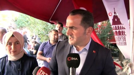 Beyoğlu’nda yerli ve yabancı turistlere 3 bin kap aşure dağıtıldı