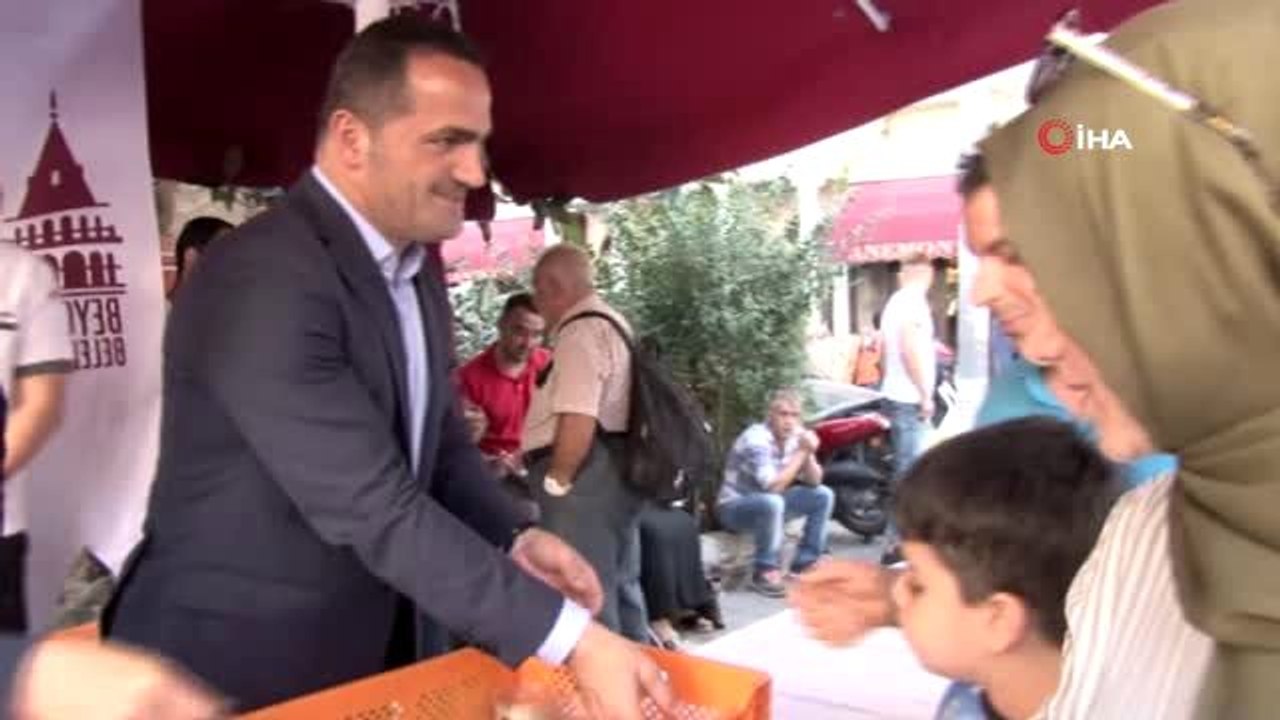 Beyoğlu'nda yerli ve yabancı turistlere 3 bin kap aşure dağıtıldı