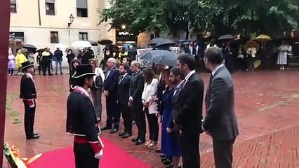 Insultos y abucheos en la ofrenda floral de Torra en el Fossar de les Moreres