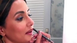 Hina_Khan_Sexy_Indian_Television_Actress_Doing_Her_Makeup_