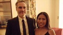 Yalitza Aparicio posa junto a Joaquin Phoenix