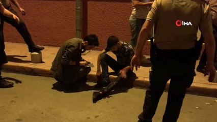 "Yan bakma" meselesinde bıçakla yaralandı, 600 metre kaçtıktan sonra yere yığıldı