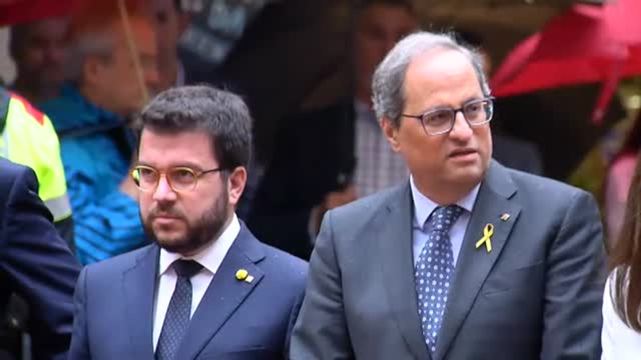 Torra es recibido con gritos de 'traidores' en la ofrenda floral al Fossar