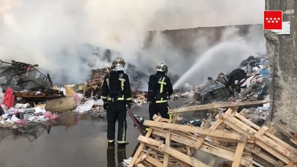 Arde una planta de reciclaje frente a una nave de Alcalá de Henares