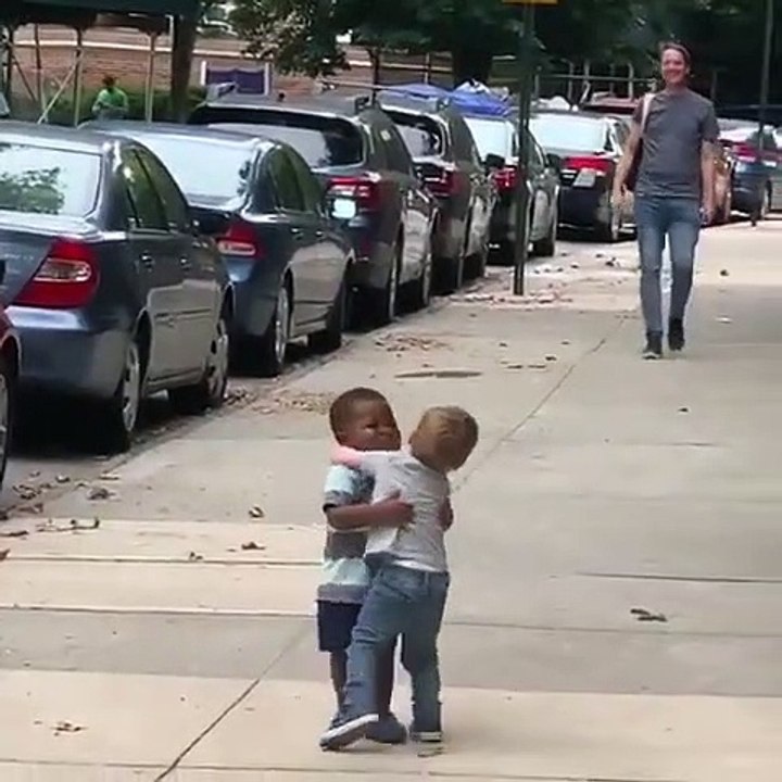 Adorable : retrouvailles de 2 copains.. de 4 ans !