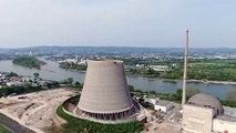 Cette pelleteuse se retrouve à 200m de haut pour démolir la cheminée de ce réacteur