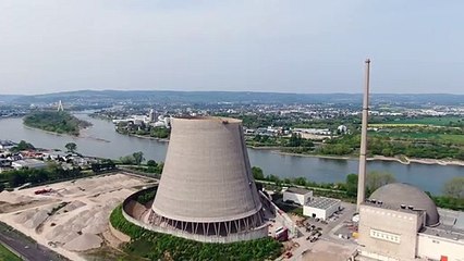 Cette pelleteuse se retrouve à 200m de haut pour démolir la cheminée de ce réacteur