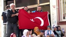 HDP il binası önünde Türk bayrağı açıldı