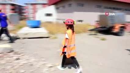 10 yaşındaki Naz gerçeği aratmayan deprem tatbikatına katıldı