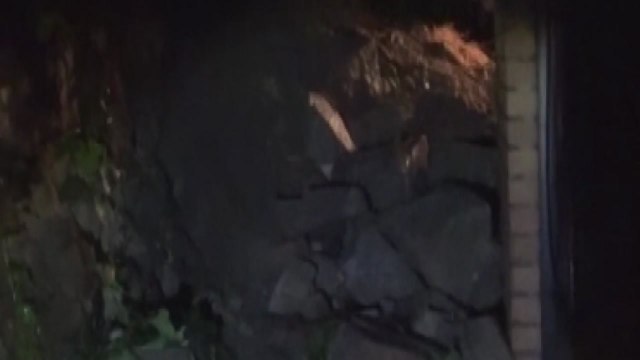 밤사이 내린 비에 옹벽 무너져...주택 덮치며 12명 대피 / YTN