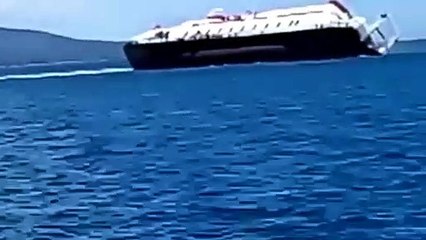 SHIP FERRY SHIP SECONDS IN THE TOBA LAKE