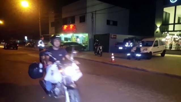 Cettrans e PM fiscalizam trânsito na Rua Itália; 22 veículos irregulares foram recolhidos