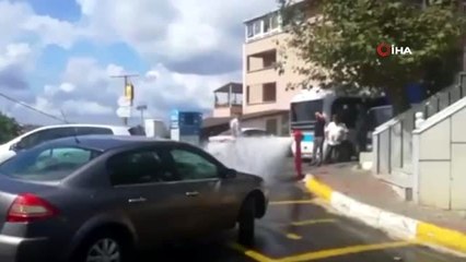 Sarıyer'de su borusu patladı, sürücüler krizi fırsata çevirdi