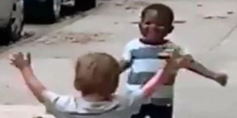 La historia real detrás del vídeo de dos niños que ha dado la vuelta al mundo