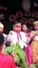 Nhà bao việc mà cứ bắt múa Cậu bé mang khuôn mặt hờn cả thế giới (1)